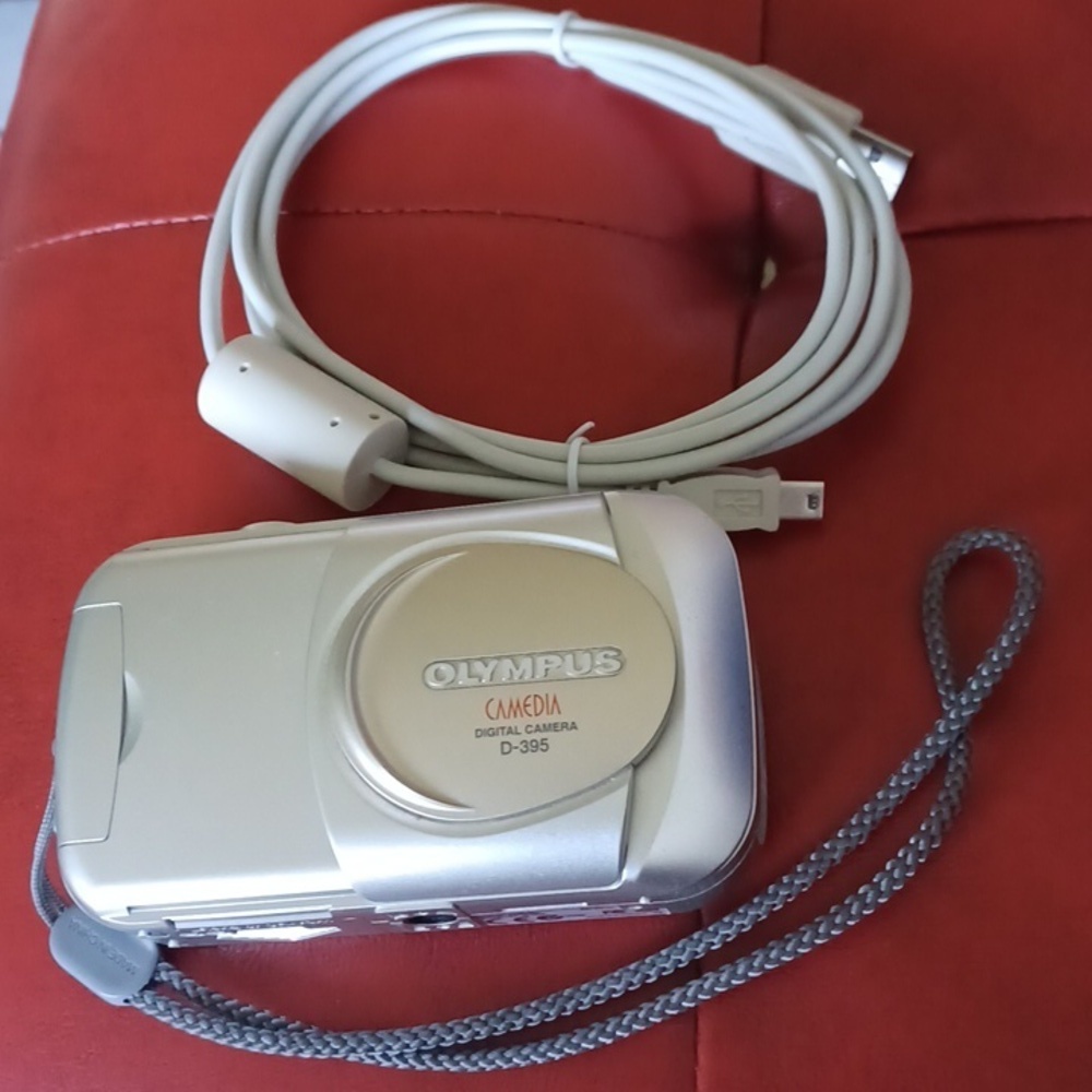 *OLYMPUS CAMEDIA DIGITAL D-385 ZOOM CAMERA, works